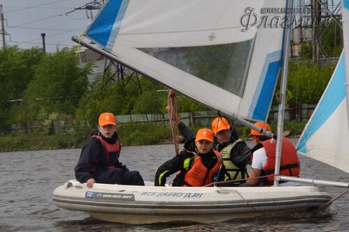 Яхта Иту Лариу Дэн на фоне завода